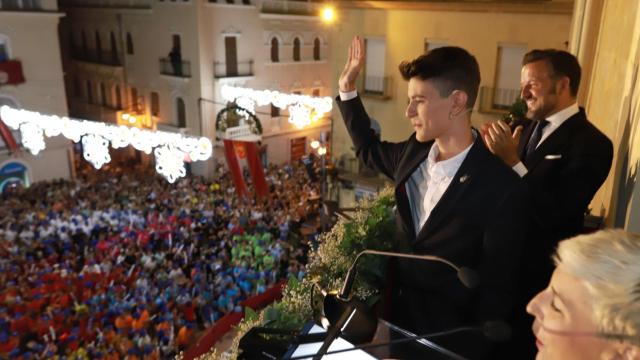 David Agulló, en el balcón del Ayuntamiento de Elche, con el alcalde Ruz de fondo.