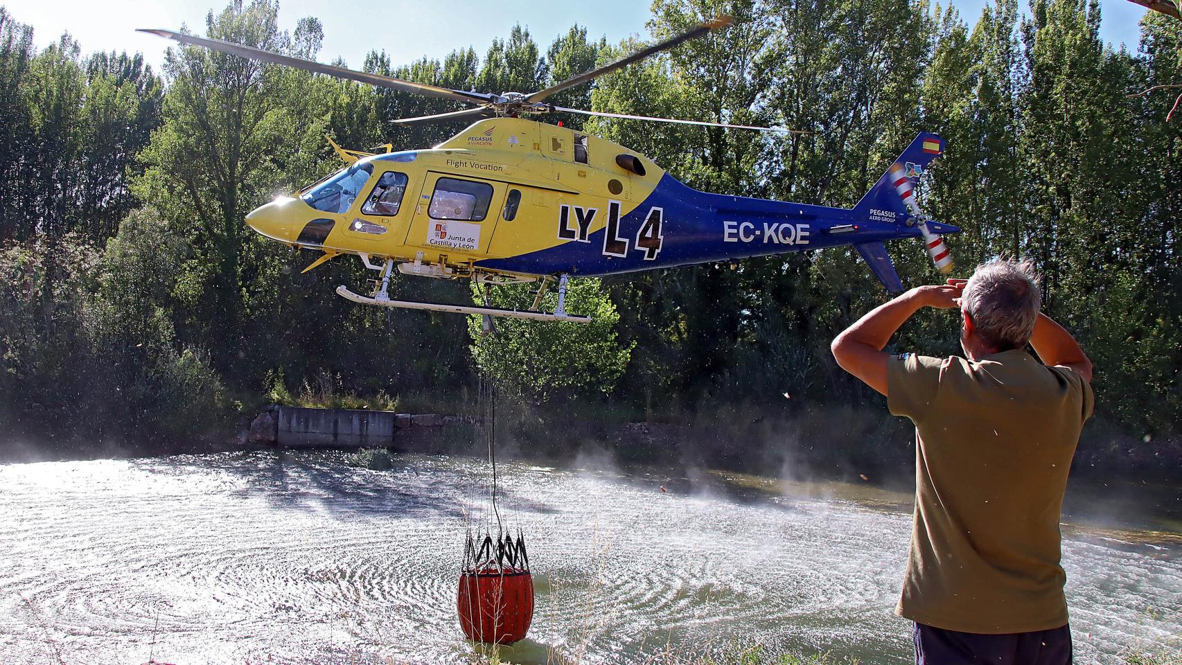 Los helicópteros repostan agua en el río Bernesga a su paso por Carbajal de la Legua
