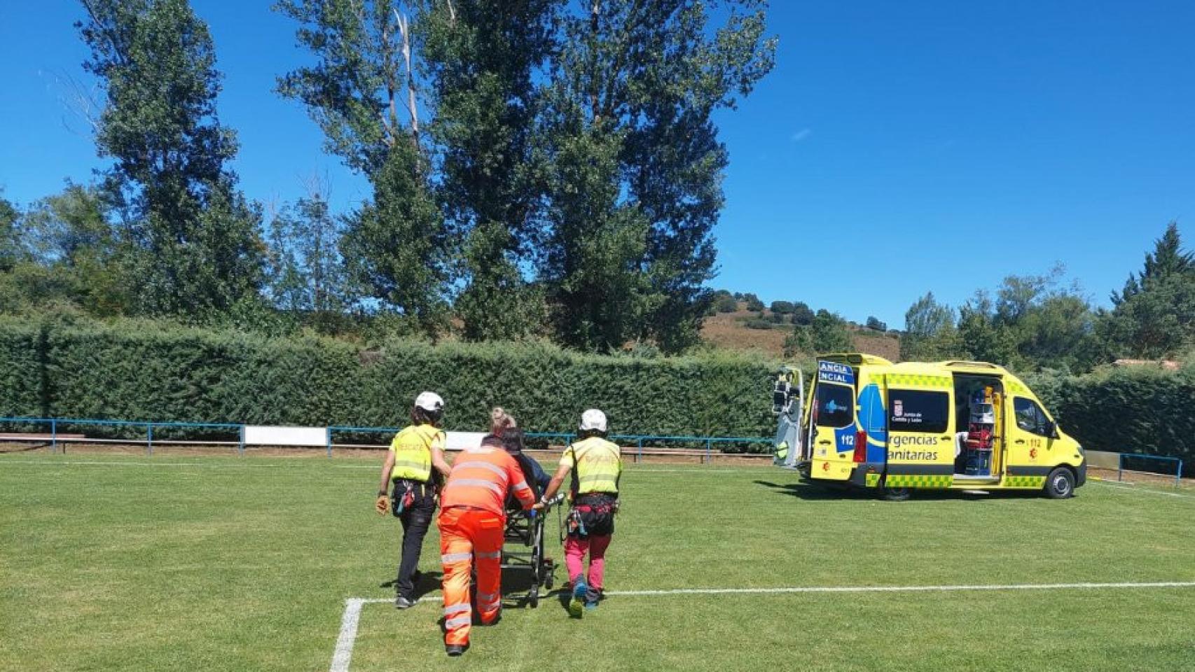 Una ambulancia de Sacyl trasladando a una mujer herida