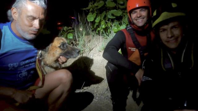 Los bomberos posan junto a Turke y a su dueño