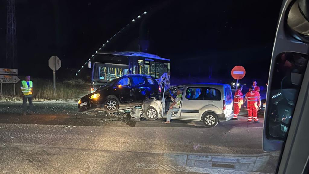 Cuatro heridos tras un impactante choque entre dos turismos y un autobús en este municipio de Valladolid