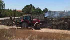 Agricultores con sus tractores evitan un incendio en Villalba de la Lampreana en Zamora