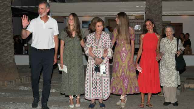 Los reyes de España junto a sus hijas, Leonor y Sofía, la reina emérita y la hermana de ésta, Irene, tras cenar en Palma.