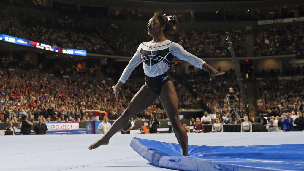 Simone Biles realiza un ejercicio en el US Classic.