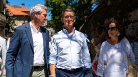 El líder del Partido Popular, Alberto Núñez Feijóo (c), y el presidente de la Xunta de Galicia, Alfonso Rueda (i), durante la Festa do Albariño este domingo.