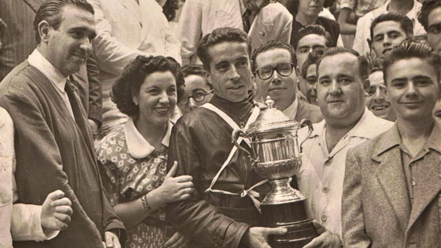 Ángel Muñiz recogiendo un premio.