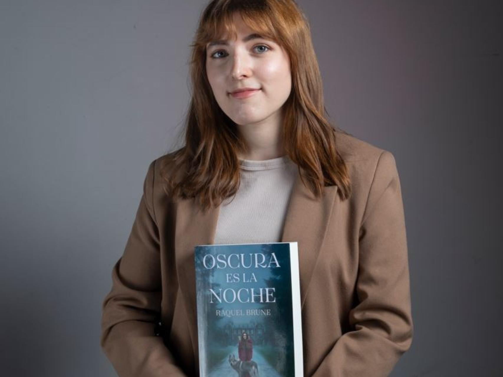 Raquel Brune, escritora y creadora de contenido.