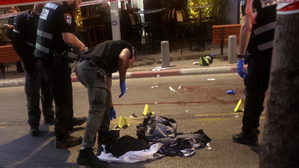 Agentes israelíes inspecciona la escena del crimen del policía, en Tel Aviv.