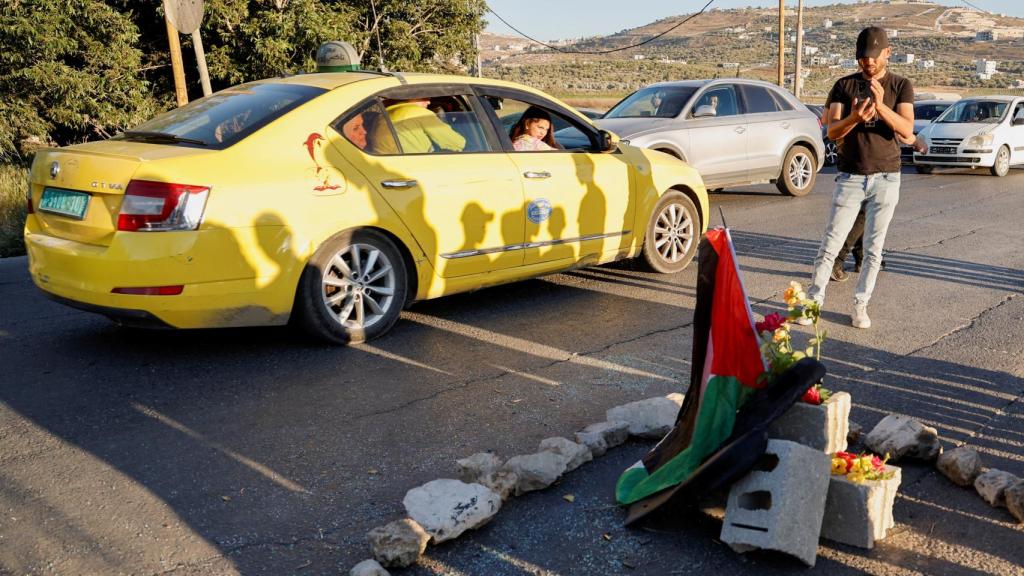 Altar creado por los ciudadanos en reconocimiento a los tres palestinos fallecidos en un ataque del ejército israelí