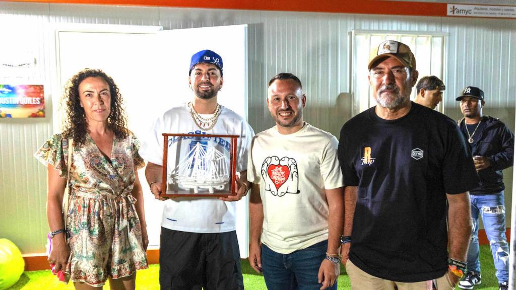 Justin Quiles recibe el Barco de Sal de manos de la vicealcaldesa de Torrevieja.