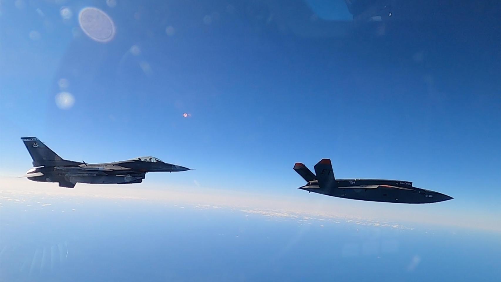 Valkyrie junto a un caza F-15