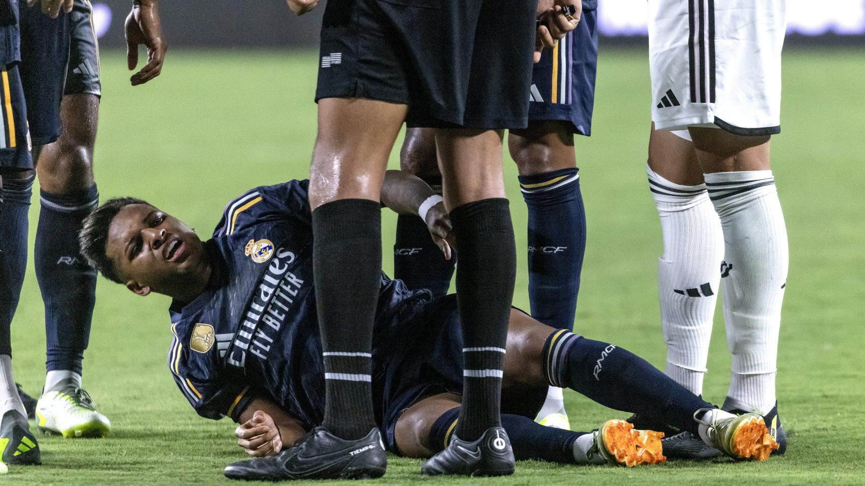 Rodrygo se duele durante un partido de pretemporada.