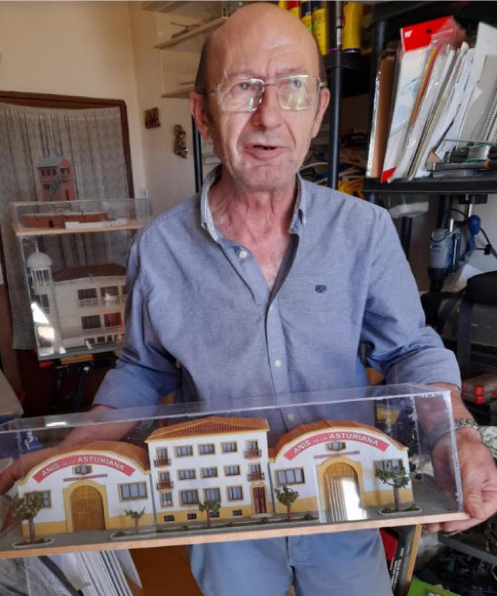 Vicente Gálvez Nuño sostiene una de sus maquetas.