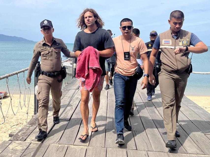 Daniel Sancho escoltado por la policía en el puerto de Koh Samui.