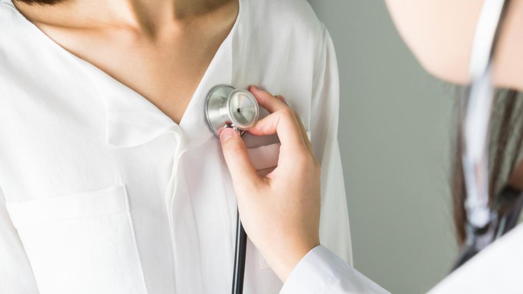 Imagen de archivo de una mujer en la consulta de cardiología.