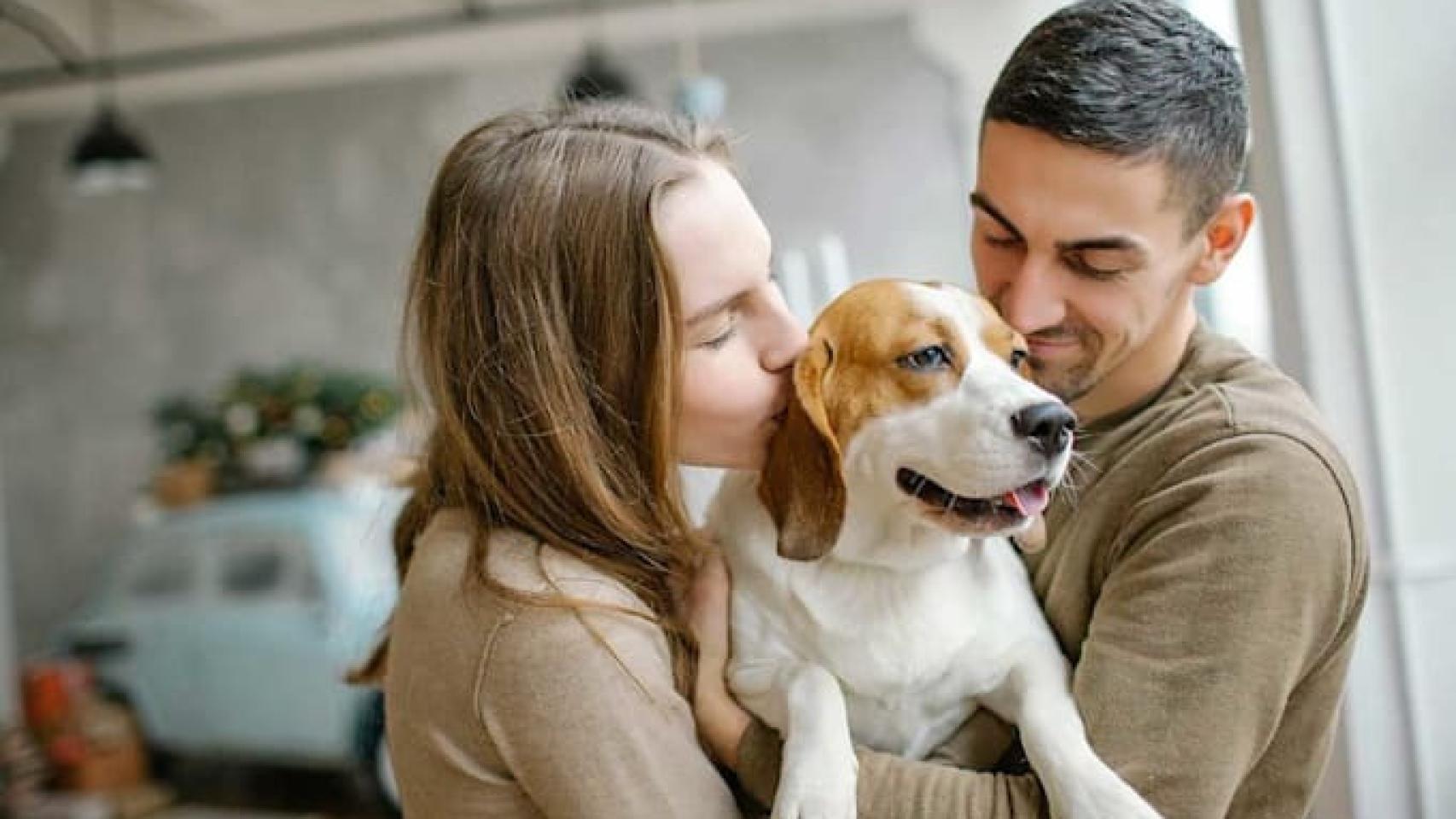 Una pareja junto a su mascota.