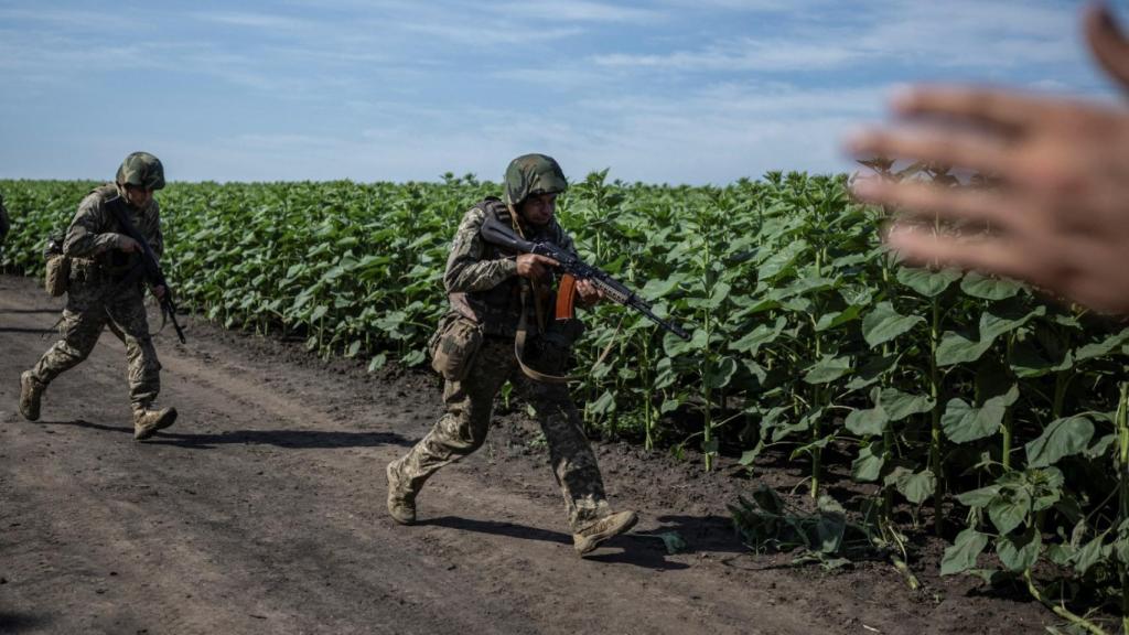 La 35ª Brigada de Marines Separados asiste a un ejercicio militar cerca de una línea del frente, el 31 de julio.