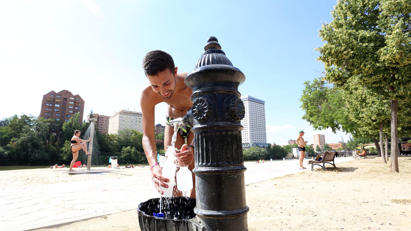 Las altas temperaturas provocan que muchos ciudadanos se tengan que refrescar en las fuentes de las calles.