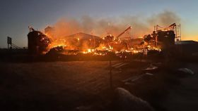 Imagen del incendio que ha sacudido el aula de formación de Bioconstrucción Gomecello promovida por la Casa Escuela Santiago Uno