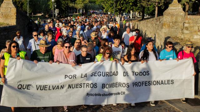 Concentración en Ciudad Rodrigo para pedir el restablecimiento del servicio de bomberos