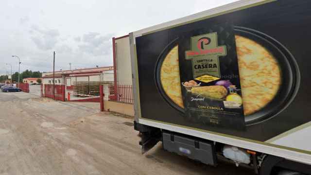 Exteriores de la fabrica de Palacios en Mudrián, con un camión que anuncia sus tortillas