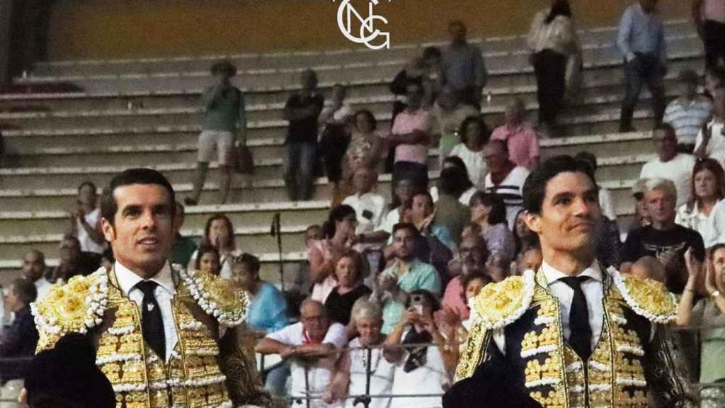 Emilio de Justo y Pablo Aguado saliendo a hombros del coso iscariense