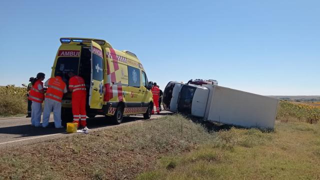 Imagen del camión volcado en Santervás de Campos