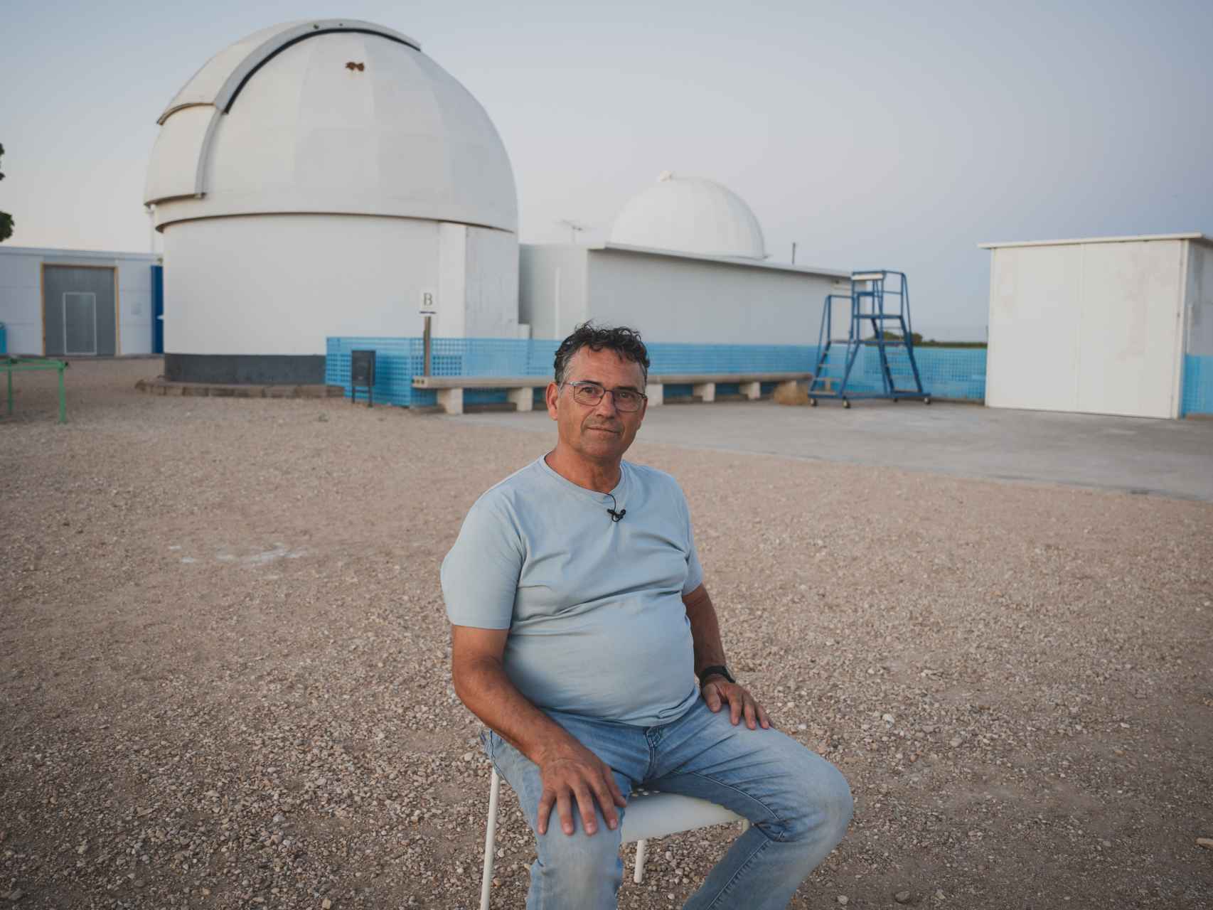 Faustino Organero sentado en el complejo del observatorio astronómico de La Villa de Don Fadrique.