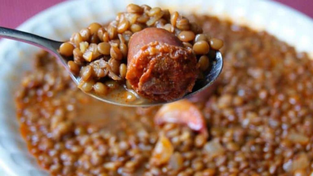 Un plato de lentejas con chorizo dispuesto a ser devorado.