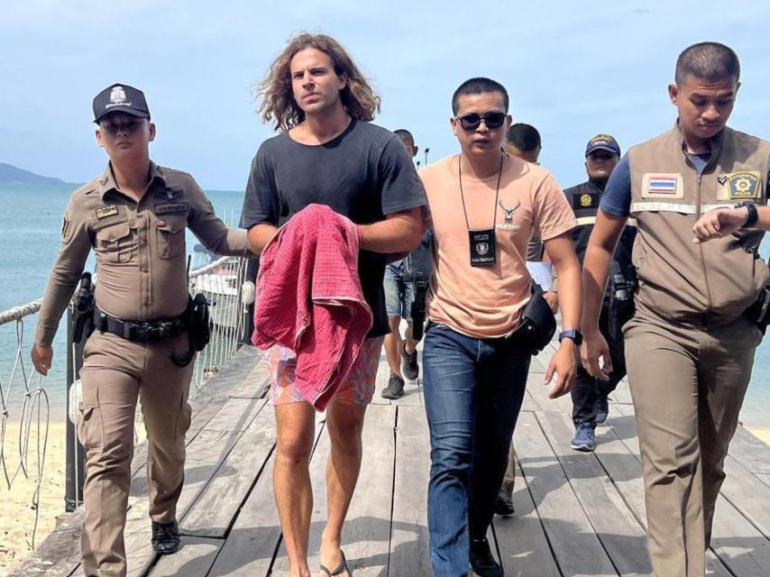 Daniel Sancho escoltado por la policía en el puerto de Koh Samui.