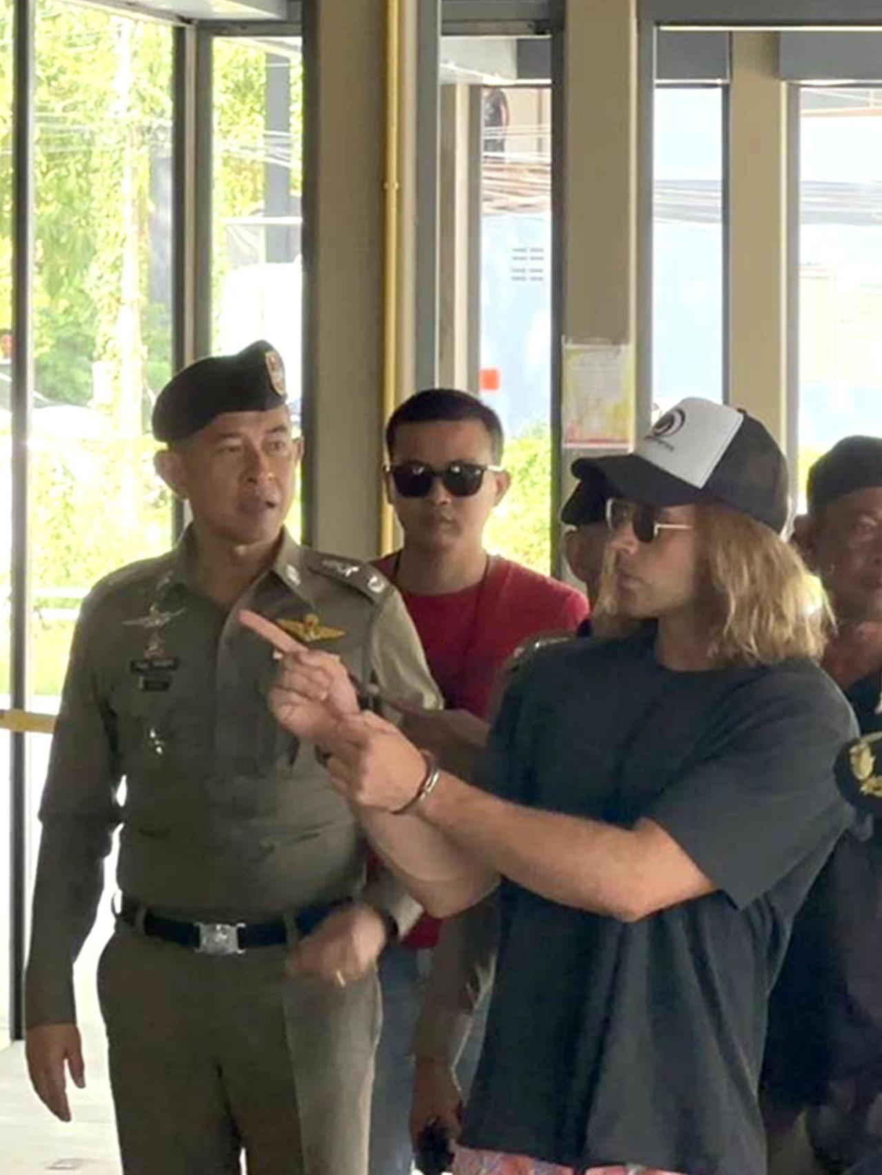 Daniel Sancho junto a las autoridades tailandesas.