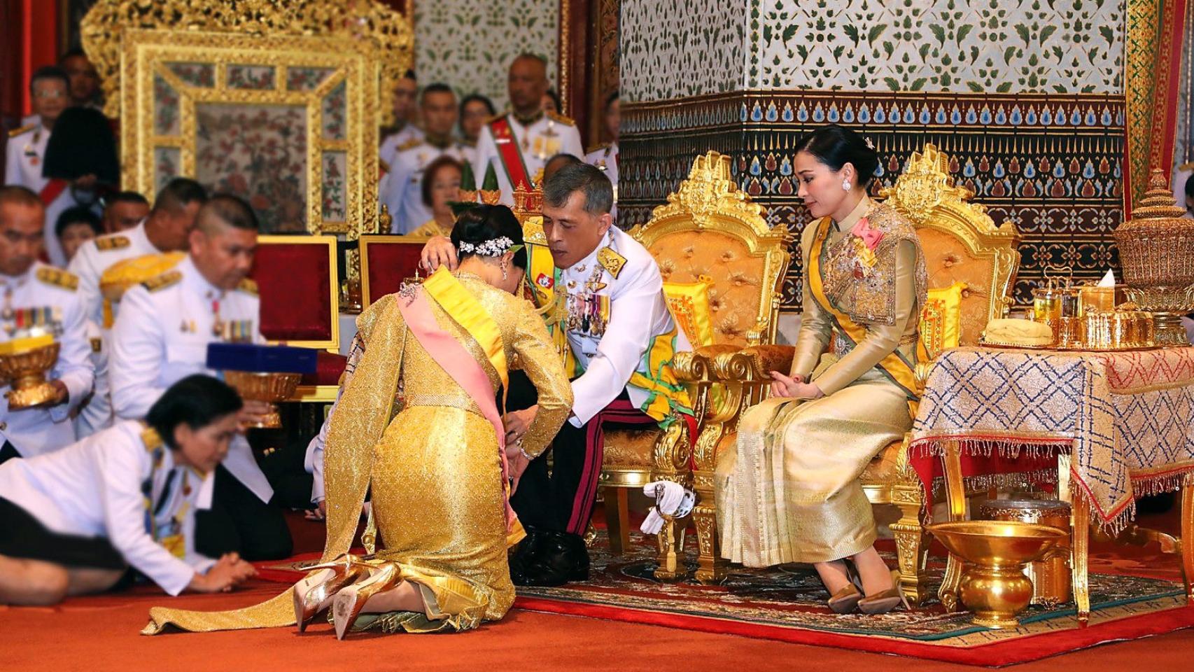 El rey de Tailandia el día de su coronación.