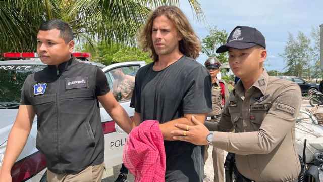 Daniel Sancho con las autoridades tailandesas.
