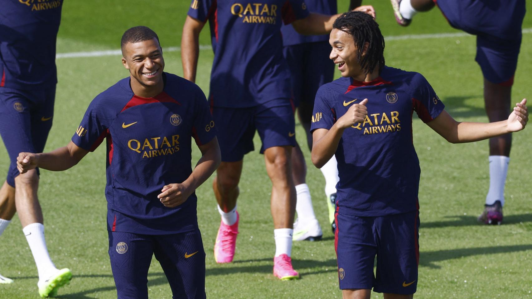 Kylian Mbappé, con su hermano Ethan en un entrenamiento.