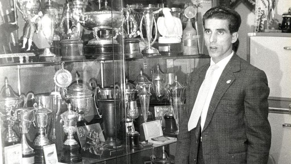 Bahamontes, en su sala de trofeos.