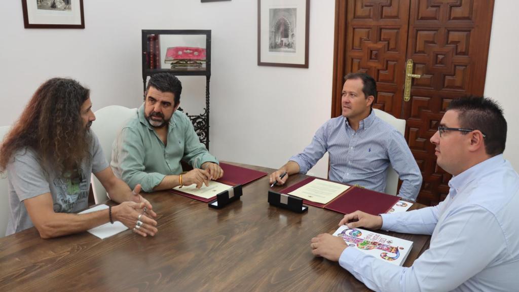 Carlos Velázquez y Tomás Palencia durante la firma del convenio