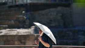 Un hombre intenta protegerse de las altas temperaturas en Málaga, a 3 de agosto de 2023.