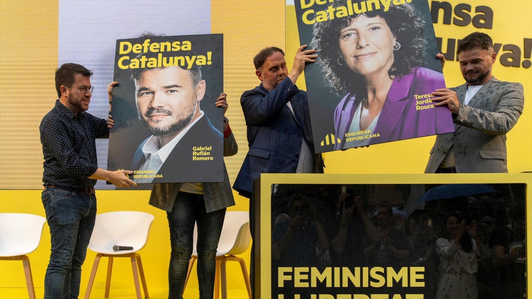 Junqueras y Rufián muestra un cartel de la candidata Teresa Jordà, en el acto de apertura de campaña de ERC.