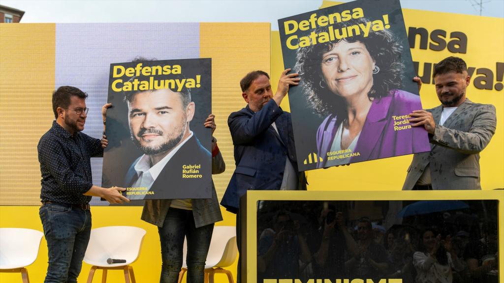 Junqueras y Rufián muestra un cartel de la candidata Teresa Jordà, en el acto de apertura de campaña de ERC.