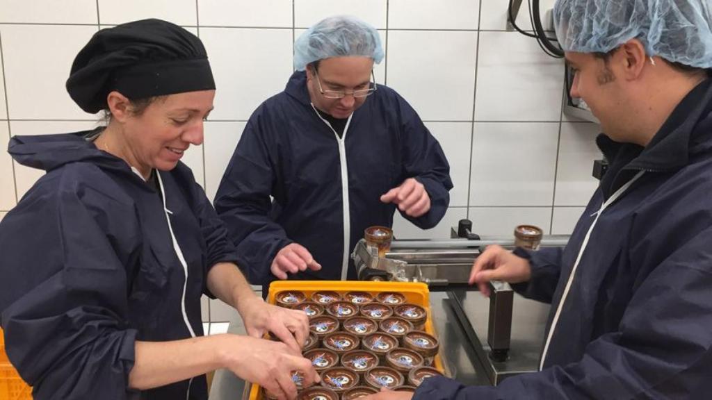 Imagen de trabajadores preparando helados de La Fageda