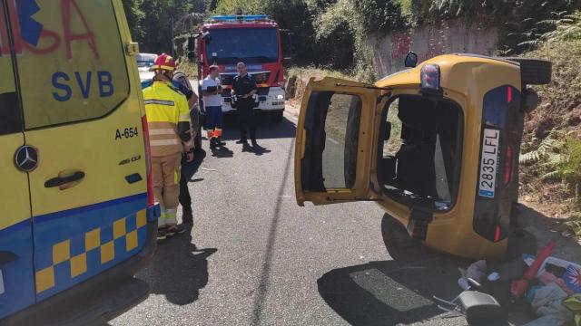 Varios atrapados en un accidente en Oleiros (A Coruña) consiguen salir por su propio pie