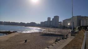 Montaje del escenario del Noroeste en Riazor este lunes.