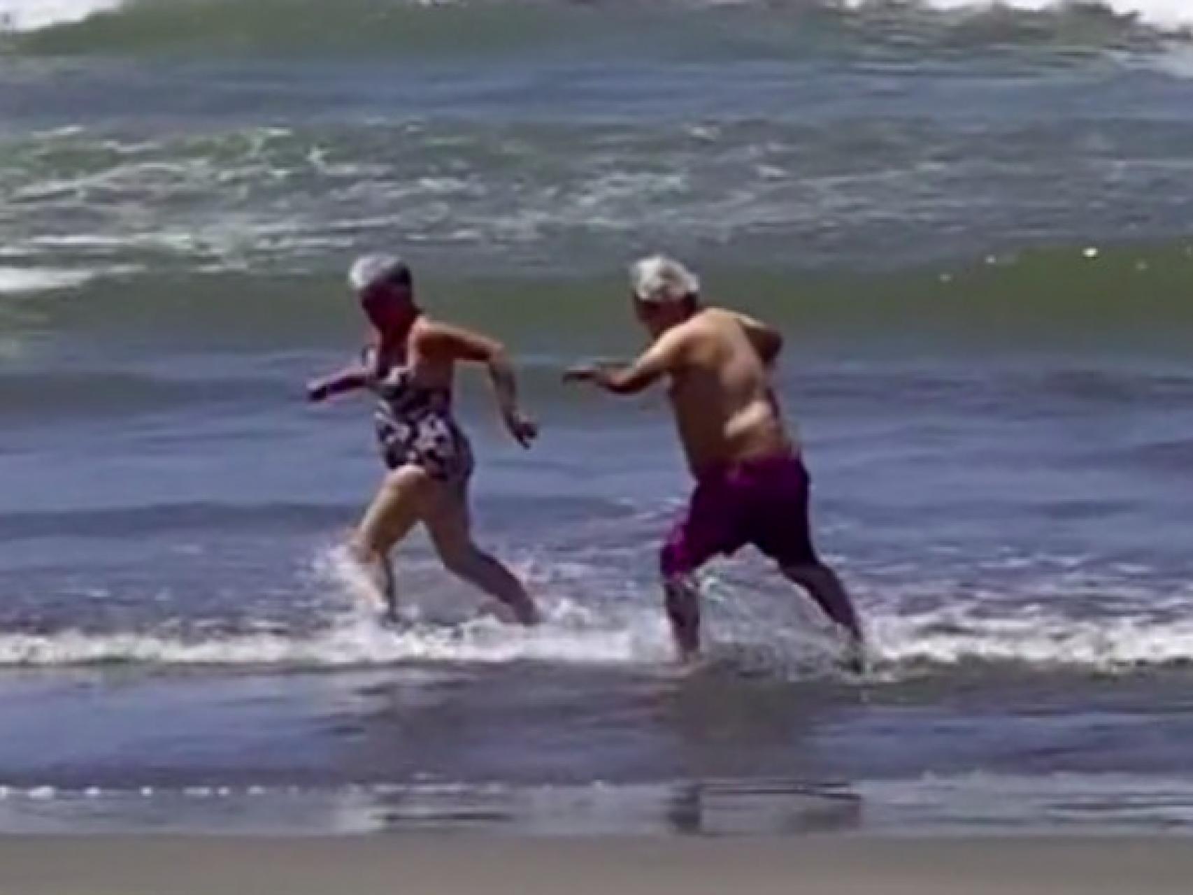 El emotivo vídeo de una pareja mayor jugando en la playa se hace viral:  