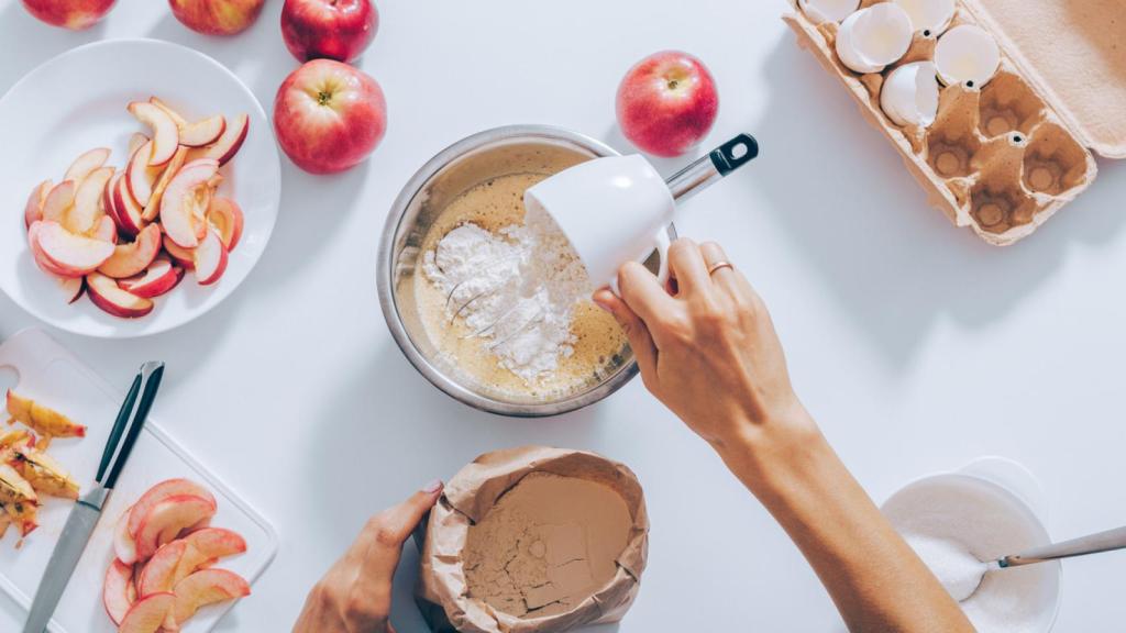 Medir ingredientes y líquidos con utensilios de cocina es posible.