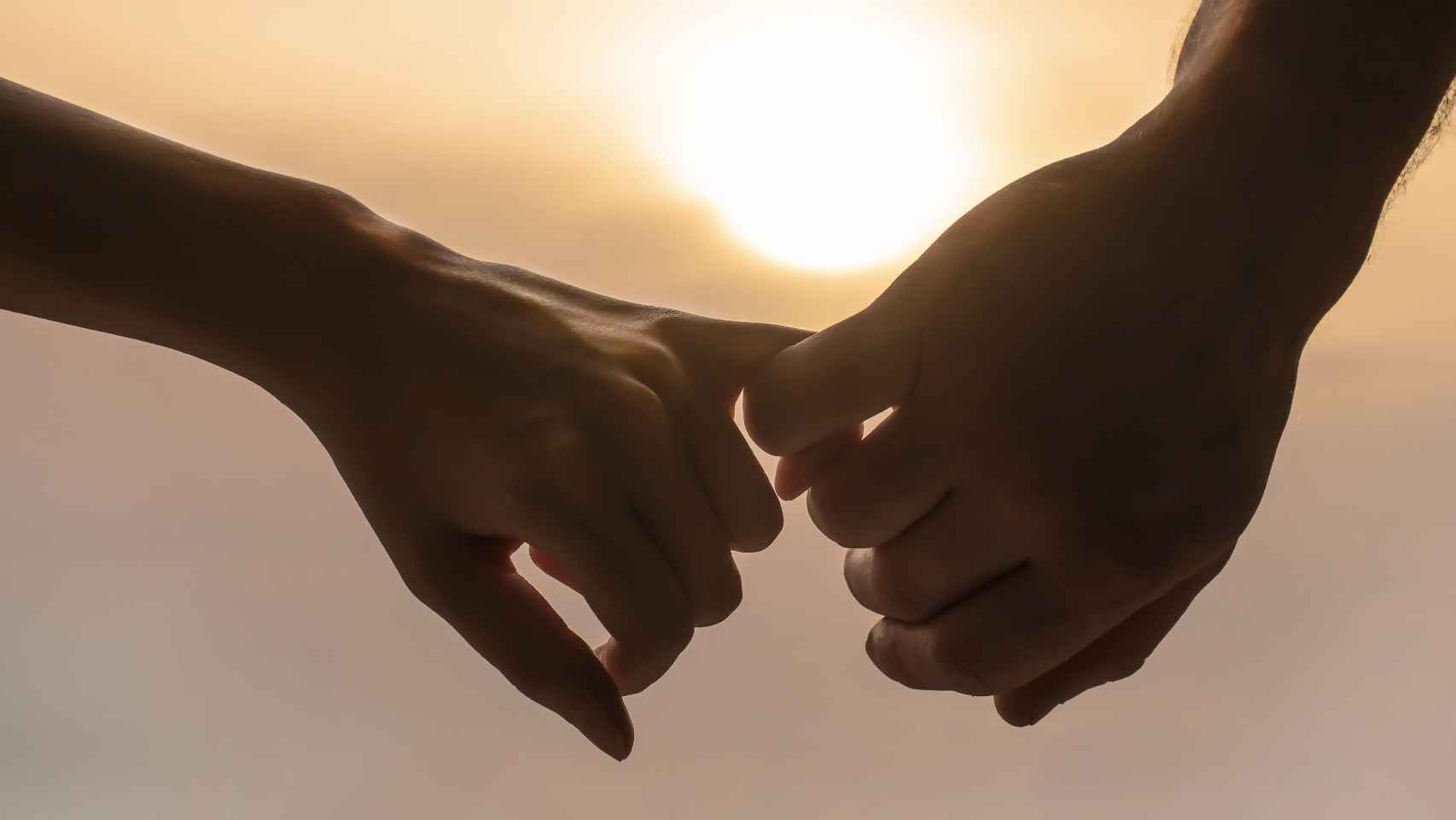 Imagen de archivo de una pareja entrelazando manos.