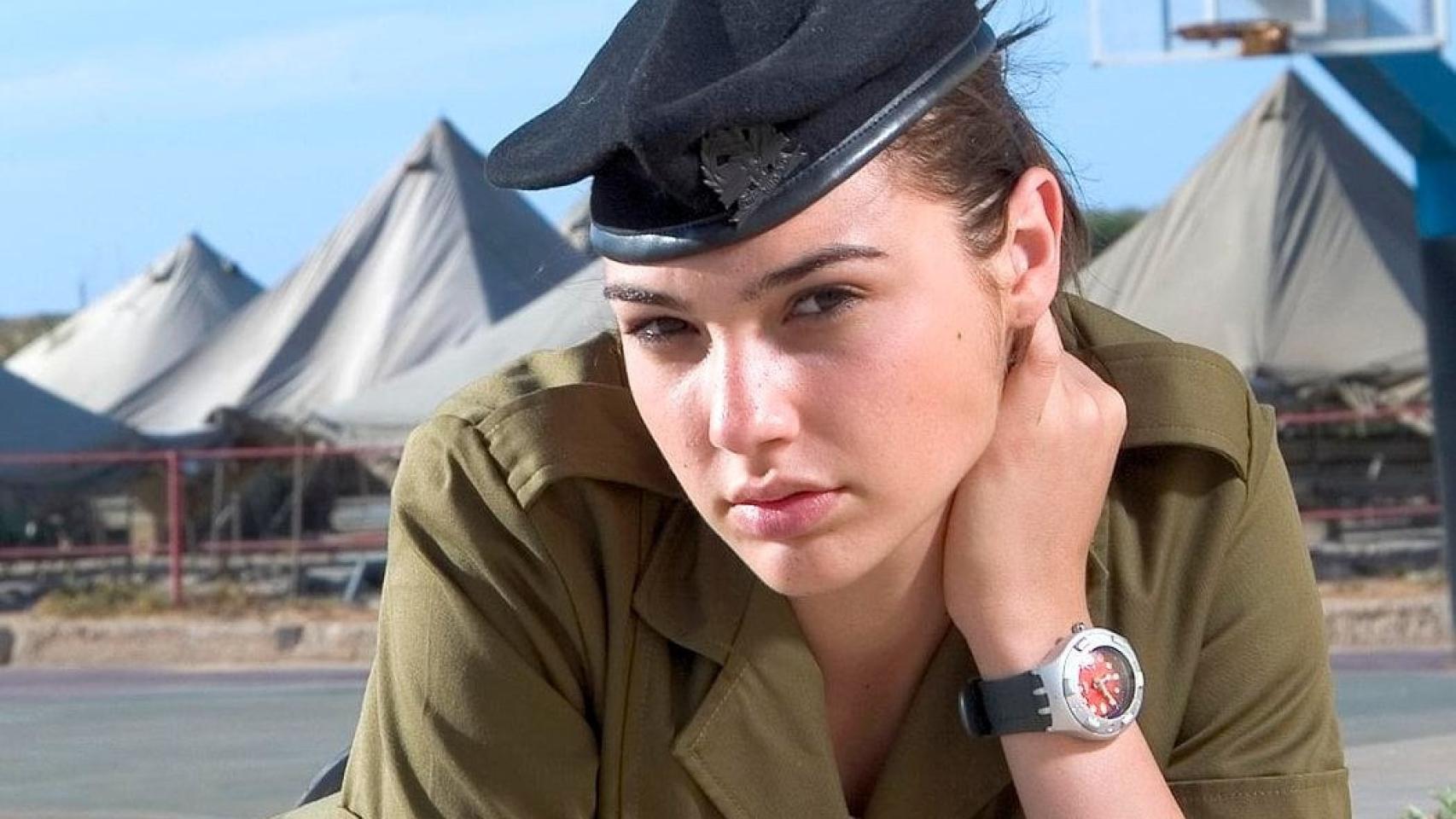 Gal Gadot con 20 años como soldado en las Fuerzas de Defensa de Israel.