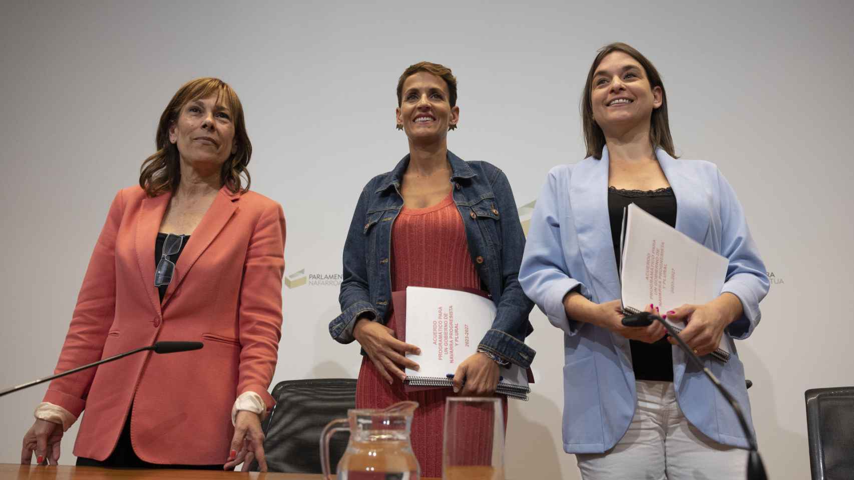 María Chivite comparece junto a Uxue Barkos (izquierda) y Begoña Alfaro (derecha).