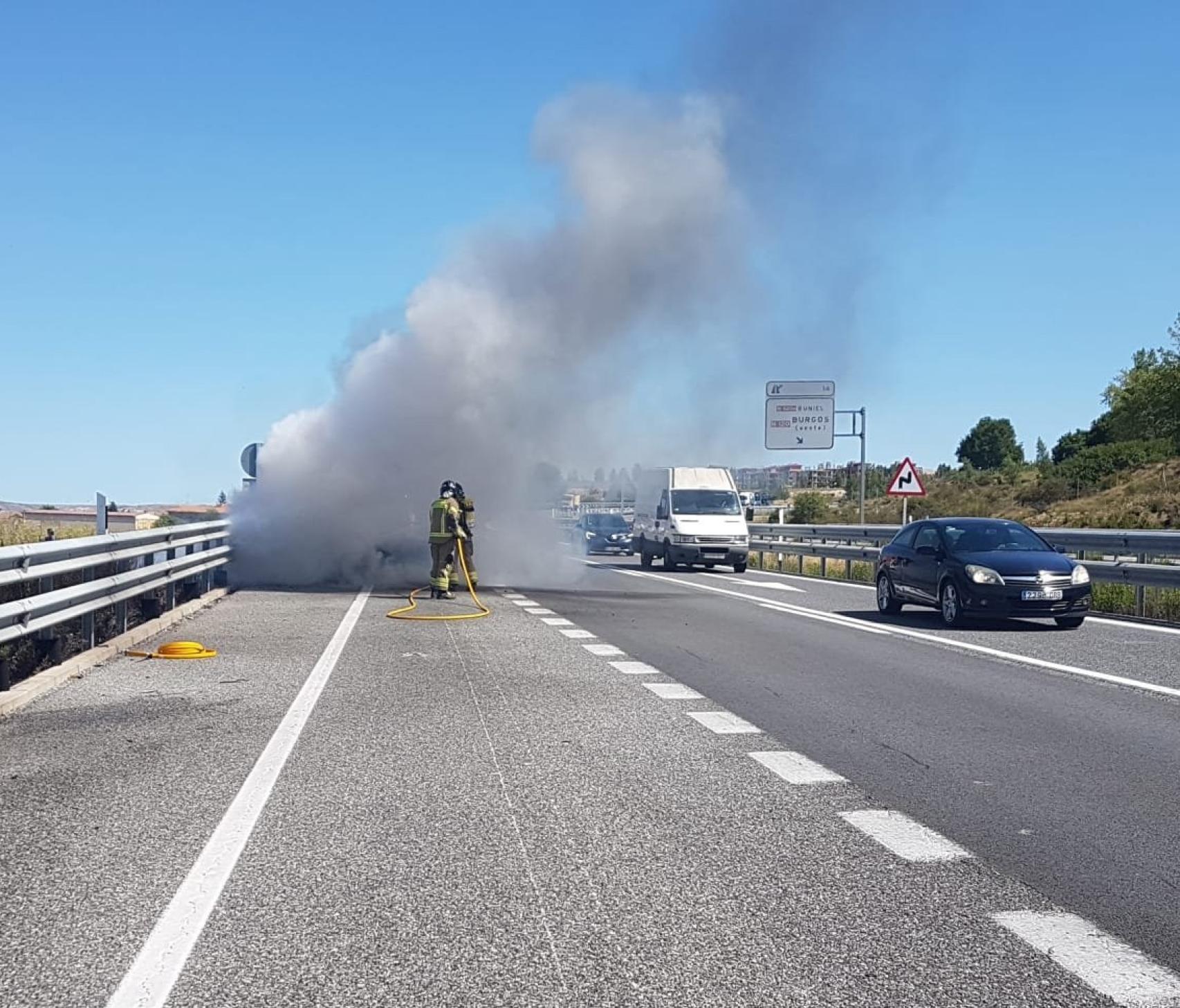 Los bomberos trabajando en el incendio del vehículo en la A-62