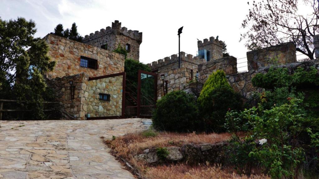 Castillo a la venta en una isla en Ávila, cerca de Madrid