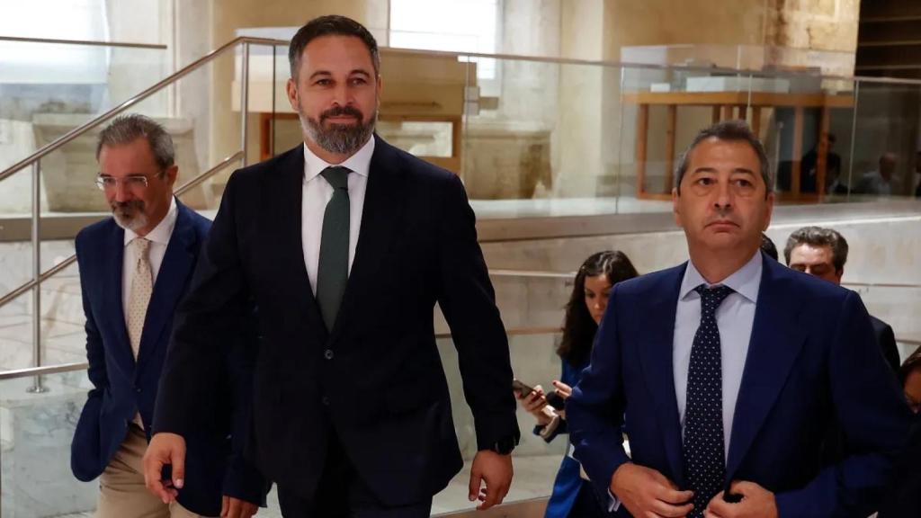 El diputado electo por Valencia, Carlos Flores; Santiago Abascal; y el vicepresidente valenciano, Vicente Barrera.